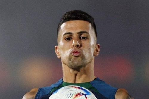 Man City đánh vào 'cái nghèo' của Barca trong vụ Cancelo