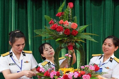 Sôi nổi hội thi cắm hoa chào mừng Ngày Quốc tế Phụ nữ 8/3