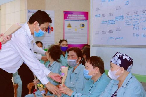 Bệnh viện Đa khoa Đồng Nai tặng hoa cho nữ bệnh nhân ung thư nhân dịp 8-3