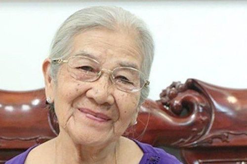 'Bà ngoại quốc dân': 92 tuổi tự lái xe máy đi diễn, tự nhận show