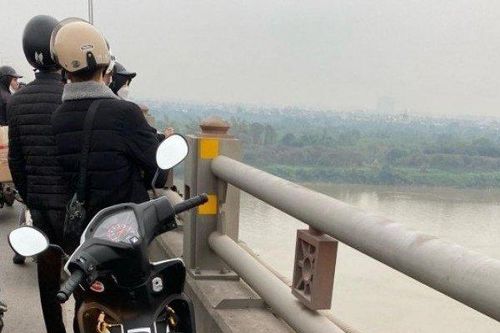 Thanh niên để lại ví, xe máy và điện thoại trên cầu Thanh Trì rồi mất tích