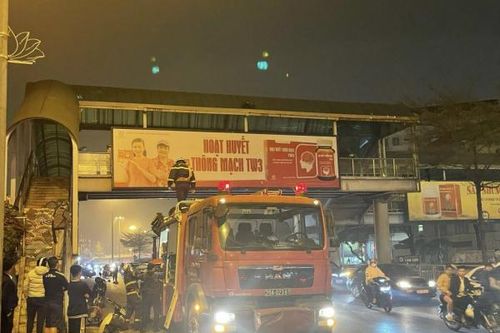 Cảnh sát bắc xe thang giải cứu nam thanh niên nằm trên mái vòm cầu vượt vì 'sầu muộn 8/3'