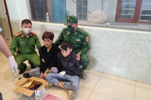 Khởi tố 2 kẻ mua bán vận chuyển 6.000 viên ma túy