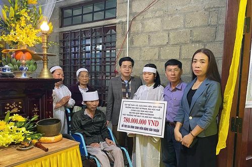 Trao gần 780 triệu đồng đến gia đình nam sinh không may qua đời