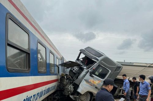 Nghệ An: Hiện trường vụ tai nạn giữa tàu chở khách và xe tải