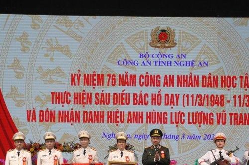 Bộ trưởng Tô Lâm trao danh hiệu Anh hùng Lực lượng vũ trang nhân dân tặng Công an Nghệ An