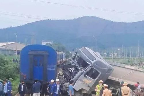 Tàu hỏa trật bánh vì va phải xe ben 'vượt ẩu'