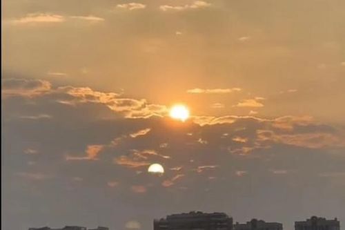 Hiện tượng lạ 'Mặt trời ôm ấp mặt trăng' ở Hồ Tây, Hà Nội