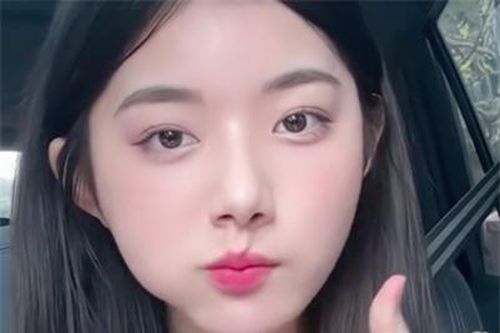 Chán mukbang bình thường, tiên nữ ngồi ăn trong xế hộp, khéo léo 'chơi chiêu' giữa ồn ào đạo nhái