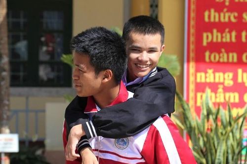 Nam sinh người Pa Cô nhiều năm làm 'đôi chân' của bạn học khiếm khuyết