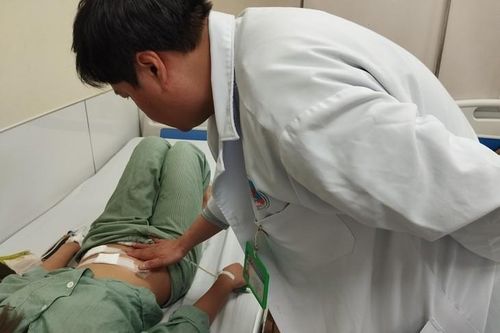 Cô gái thủng ruột non vì nuốt phải ghim hồ sơ dài 2 cm