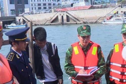 Tạm giữ tàu gỗ đeo bám tàu du lịch để bán hàng rong trên vịnh Hạ Long