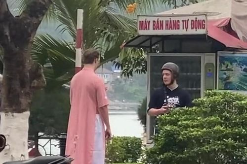 '2 anh Tây' cao to mặc áo dài của cụ bà U60 Việt Nam