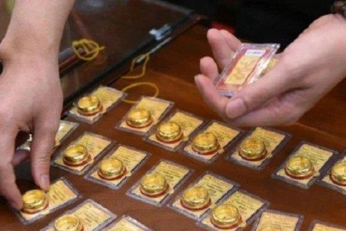 Giá vàng neo ở mức cao chót vót, có nên rút tiền tiết kiệm mua vàng?