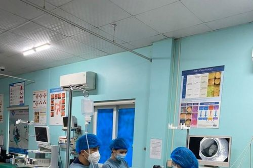 Gắp xương gà 2,5 cm cắm sâu vào thực quản nam bệnh nhân