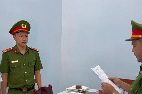 Quảng Ngãi: Bắt 'cò đất' nổ quen sếp lớn, giả sổ đỏ lừa dân