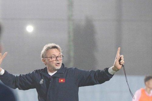 HLV Troussier loại 5 cầu thủ trước ngày sang Indonesia