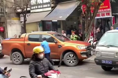Hà Nội: Bị công an kiểm tra lỗi dừng đỗ, tài xế rồ ga gây tai nạn bỏ chạy hàng chục km