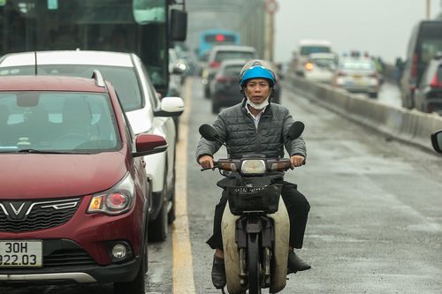 Xe máy nườm nượp đi vào làn ô tô trên cầu Chương Dương