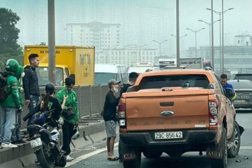 Lái xe rồ ga bỏ chạy khi bị kiểm tra lỗi dừng đỗ