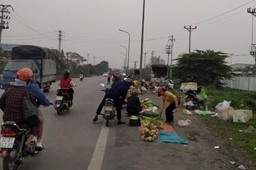 Tái diễn tình trạng lấn chiếm Quốc lộ 17B để bán hàng