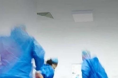 Đi căng da mặt, người phụ nữ 70 tuổi bất ngờ lơ mơ rồi ngưng thở