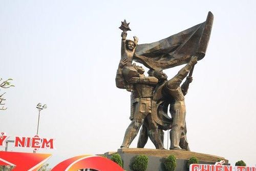 Sừng sững tượng đài chiến thắng giữa lòng chảo Điện Biên