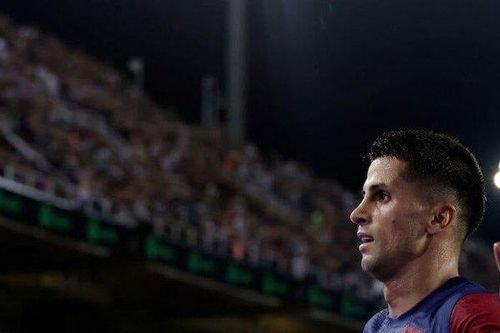 Cancelo gặp vấn đề nghiêm trọng, chia sẻ thông điệp đầy hoang man