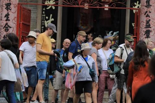 Buộc ngừng quầy hàng hoạt động chui, 'chửi' du khách