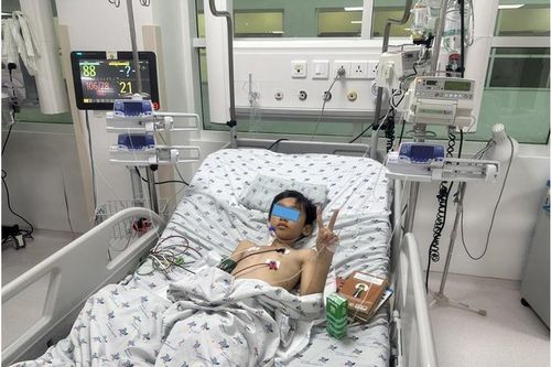 Bé trai bị 20 con bò giẫm đạp dập lách, rách phổi