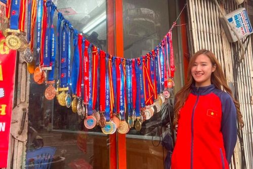 Danh tính 'hot girl' bán lạp xưởng vỉa hè với 51 huy chương khiến dân tình phát sốt