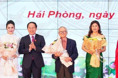 Bí thư Thành ủy Hải Phòng chúc mừng các NSND, NSƯT mới được vinh danh