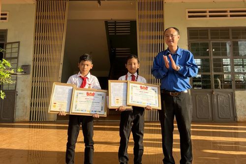 Trao huy hiệu 'Tuổi trẻ dũng cảm' cho 2 học sinh cứu người đuối nước