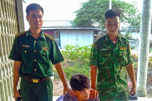 Đồn Biên phòng Khánh Tiến bàn giao đối tượng tàng trữ trái phép chất ma túy