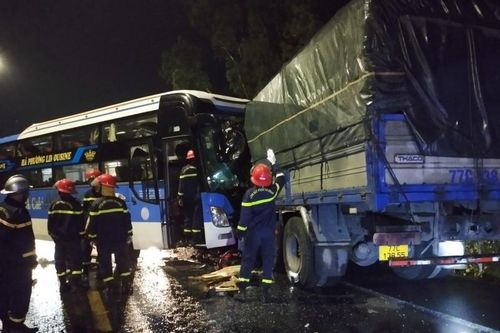 Xe chở 31 người nước ngoài va chạm xe tải, 1 người tử vong