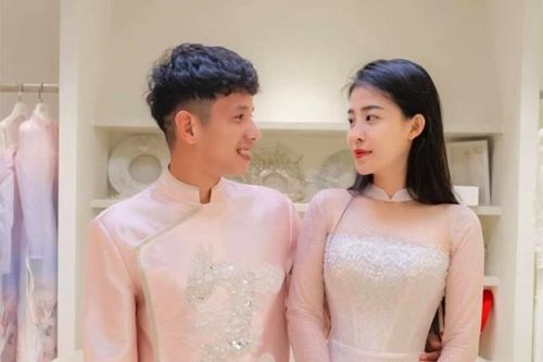 Hậu vệ Nguyễn Phong Hồng Duy thử áo dài cưới với bạn gái quê Gia Lai