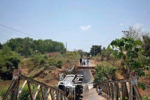 Bình Phước: Xe tải chở cát gây sập cầu dân sinh