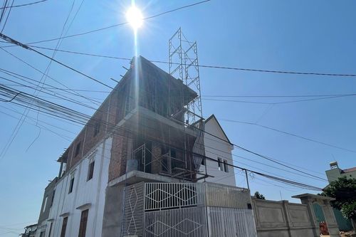 Sập giàn giáo trong lúc xây nhà, 2 người thương vong