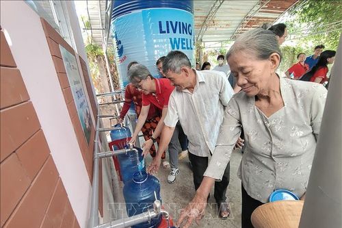 Bàn giao hệ thống lọc nước cho người dân vùng hạn mặn