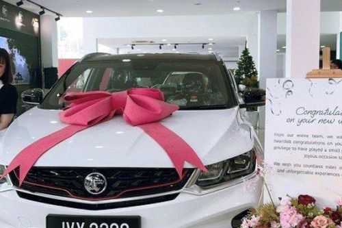 Người phụ nữ được công ty thưởng ô tô sau 10 năm cống hiến