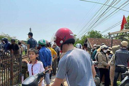 Huế: Va chạm giữa xe máy với tàu hỏa, nam shipper tử vong