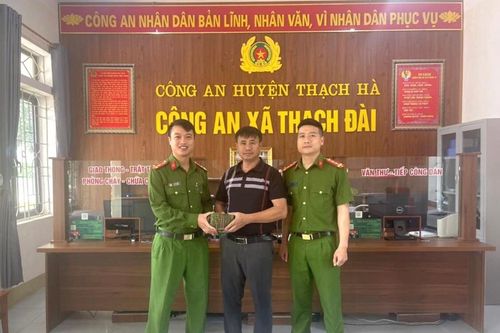 Người dân trả lại số tiền lớn rơi từ trên nóc ô tô