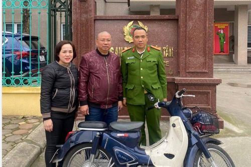 Hy hữu: Đi chơi để quên xe máy ở vườn hoa, được Công an gọi điện trao trả