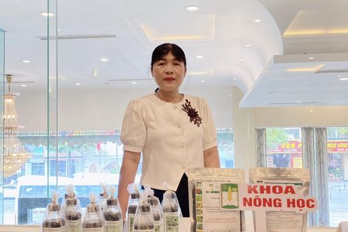 Nhà khoa học mải mê với đồng ruộng