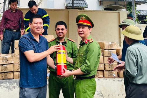 Trao tặng bình cứu hỏa, lan tỏa ý thức phòng cháy tới người dân