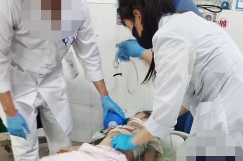 Bé gái 5 tuổi suy hô hấp nguy kịch vì hóc quả nhãn