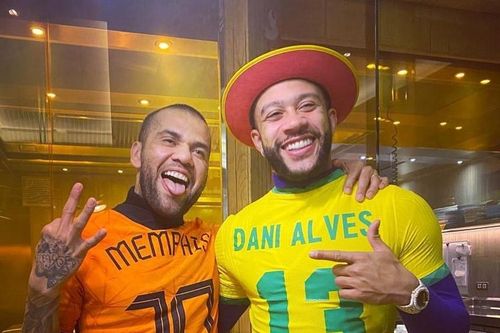 Depay gây phẫn nộ khi giúp Alves