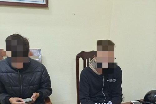 Bị bắt giữ vì mang 'hàng nóng' dạo phố