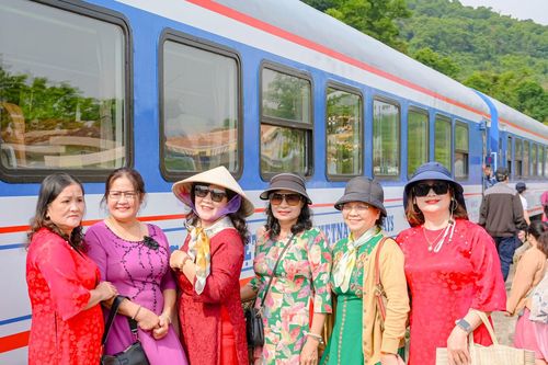 Đoàn tàu qua cung đường sắt đẹp nhất Việt Nam chính thức hoạt động