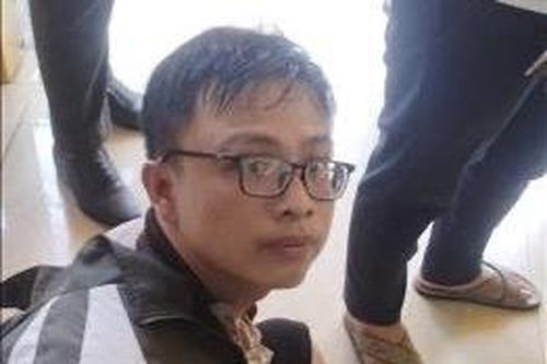 Tạm giữ nam thanh niên giả vờ mua rồi cầm lắc vàng bỏ chạy